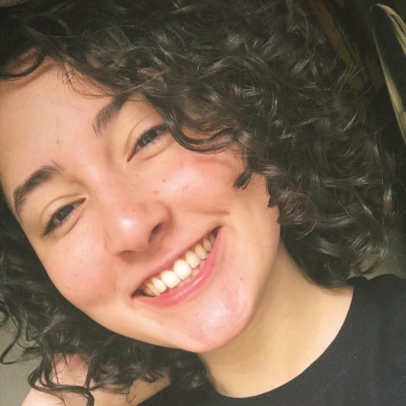 Meet your Posher, Estefania - Picture 1 of 6